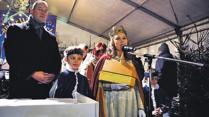 In Lauf ist es traditionell nicht das Christkind sondern "Kunigunde", in diesem Jahr Anna-Lena Rossmann, die den Weihnachtsmarkt eröffnet. Links ist der zweite Bürgermeister Norbert Maschler zu sehen.