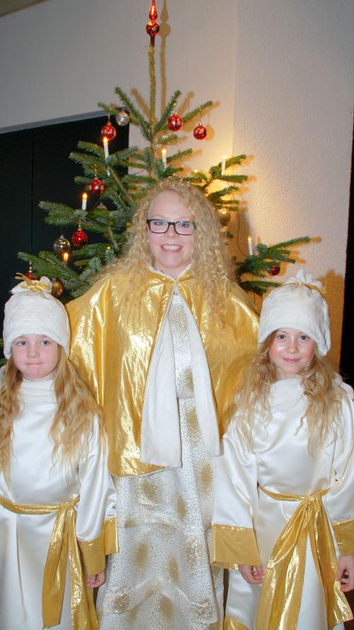 Die beiden Engelchen Maria Winkler und Zoe Böhmer zusammen mit dem Gunzenhäuser Christkind Melanie Heindel: Vorgeschlagen für das Amt wurde die 17-Jährige von ihrer Klassenkameradin, dem Christkind vom letzten Jahr.