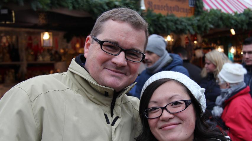 Thorsten (40) und Kim (29) kommen aus der Region. "Wir waren schon ein paarmal beim Christkindlesmarkt, gehen aber nicht jedes Jahr hin", sagt Kim. "Ich bin hauptsächlich meiner Frau zuliebe hier", meint Thorsten schon leicht gestresst: "Mir gefallen die Weihnachtsmärkte in Rothenburg und Frankfurt besser. Da gibt es ein größeres kulinarisches Angebot."