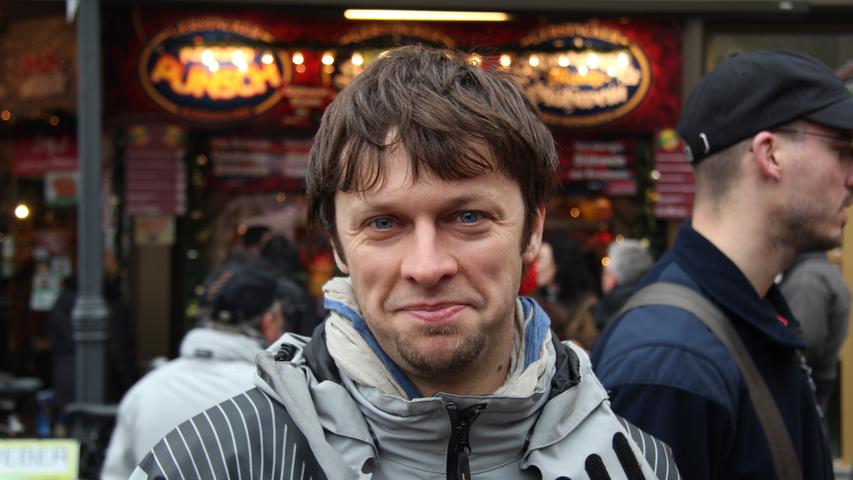 Martin (36) kommt ursprünglich aus Tschechien, lebt aber seit zweieinhalb Jahren in Nürnberg. "Der Christkindlesmarkt ist nicht wirklich meine Sache", erzählt er: "Ich bin eigentlich auch nur auf dem Weg ins Museum mal drübergelaufen."