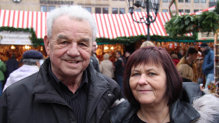 Ludwig (75) und Adelheid (55) sind von der Mosel angereist. "Ich kenne den Christkindlesmarkt schon seit 50 Jahren. Meine Frau ist heute zum ersten Mal hier", erzählt Ludwig. "Mir gefällt, dass hier regionale Spezialitäten vorgestellt werden", lautet Adelheids Fazit.