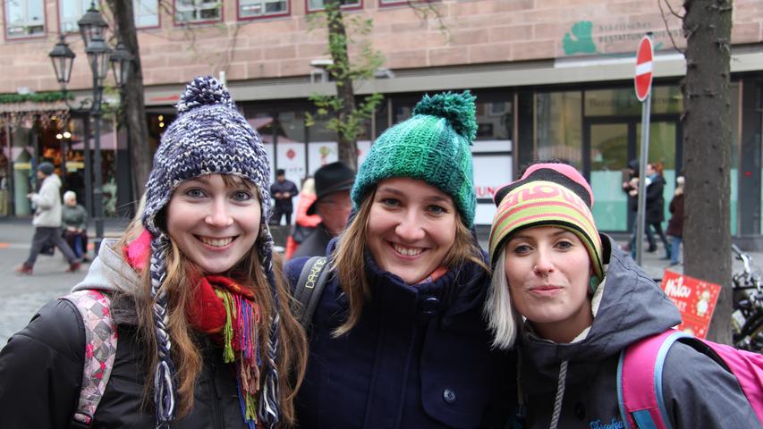 Sabina, Ana und Lucie (von links) kommen aus Tschechien, studieren in Tübingen Geschichte und sind zum ersten Mal in Nürnberg. "Der Markt ist sehr schön", finden sie. Außerdem bemerkt Lucie: "Die Leute hier sind sehr nett."