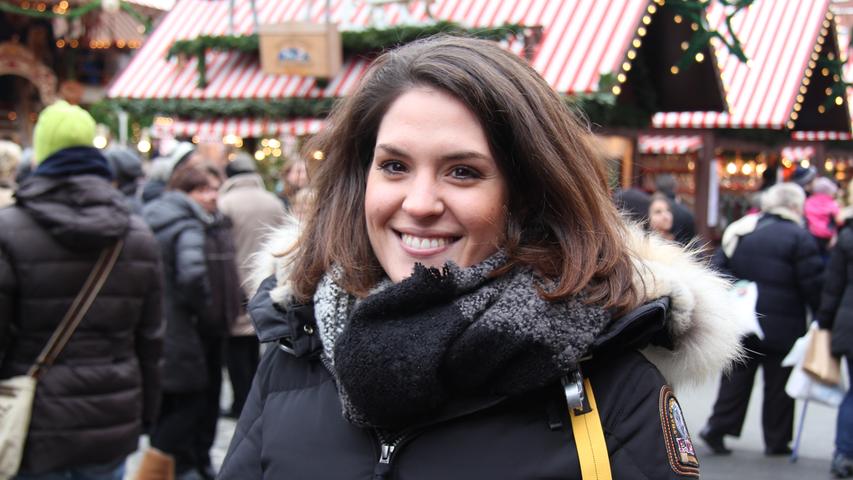Darunter ist Vanessa (25) aus Dortmund: "Der Nürnberger Christkindlesmarkt hat schon ein besonderes Flair. Während der Weihnachtsmarkt in Dortmund sehr unübersichtlich ist, finde ich es schön, dass er hier auf mehrere Plätze verteilt ist. Dabei kann man auch gut die wunderschöne Altstadt erkunden."