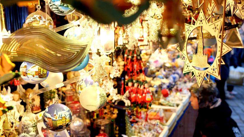 Touristen können sich auf dem Christkindlesmarkt mit ganz besonderen Andenken eindecken: Auf Christbaumkugeln und Co. prangen bekannte Nürnberger Sehenswürdigkeiten.