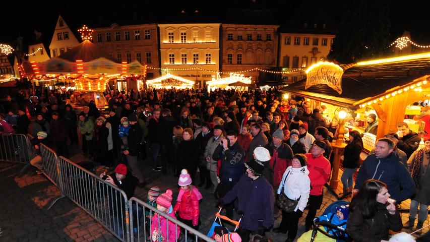 OB Stumpf eröffnet Weihnachtsmarkt in Forchheim 