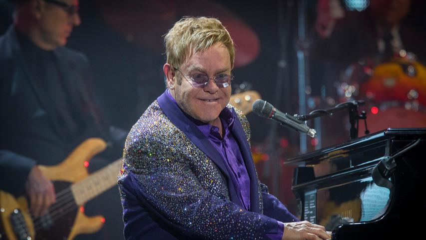 ...haute Sir Elton gewohnt souverän in die Tasten.