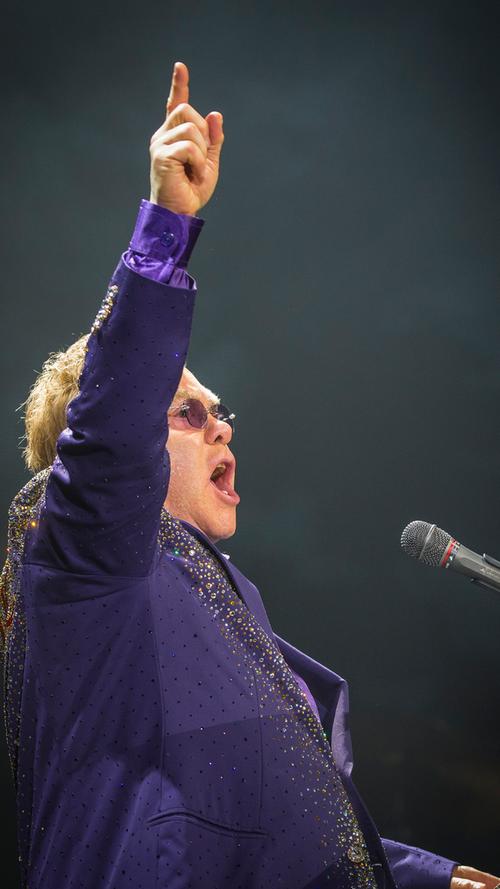Sir Elton John gab sich am Samstag in der Nürnberger Arena die Ehre und rockte, was das Zeug hält - mit seinen "Greatest Hits Live". Von diesen hat er im Laufe seiner mittlerweile über 40-jährigen Karriere ohnehin mehr als genug.