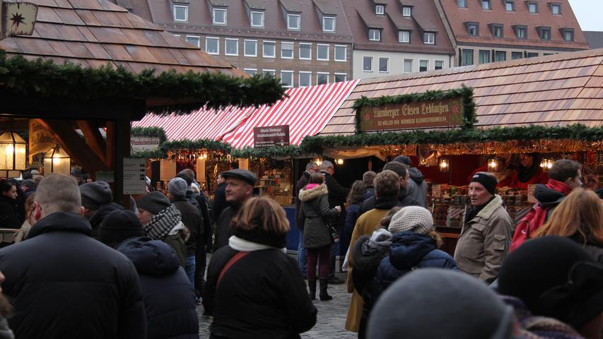 Ganz entspannt schlenderten die Nürnberger über den Markt und ließen sich kulinarisch verwöhnen.