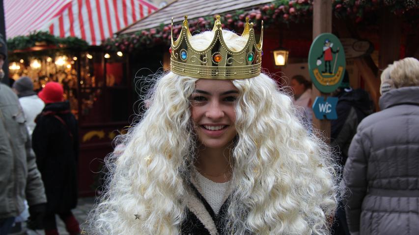 Das Christkind des Tages am 30. November war Sarina (18). Die Schweizerin besuchte Nürnberg am ersten Adventswochenende. "Die Atmosphäre des Christkindlesmarkts und der Altstadt gefällt mir sehr", sagte sie, "Allerdings ist es mir, vor allem abends, ein bisschen zu voll."