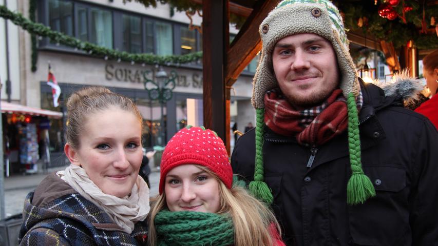 Die Nürnberger Christian (23, rechts) und Sophie (22, Mitte) zeigen ihrer Freundin Elvira ihre Heimatstadt: Die 23-Jährige kommt aus Baden und ist zum ersten Mal auf dem Christkindlesmarkt. Als Andenken hat sie sich die offizielle Tasse gekauft. "Es ist schön hier, aber eben sehr touristisch", findet sie.