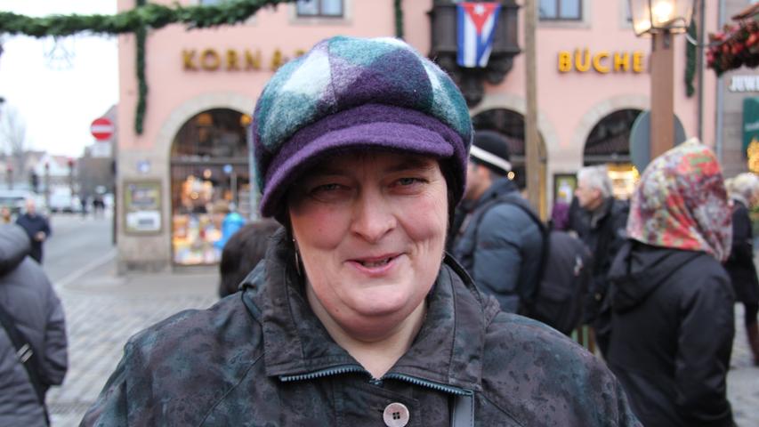 Zum ersten Mal erlebt Maria (50) den Christkindlesmarkt: Die Österreicherin ist für zwei Tage zu Besuch in Nürnberg. Ein paar typische Köstlichkeiten hat sie auch schon probiert: "Glühwein und Punsch, so wie sich's gehört", lacht sie.