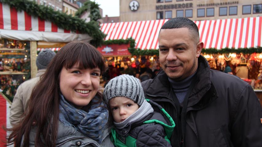 Stefanie (30) und Günther (45) freuen sich jedes Jahr auf den Christkindlesmarkt. Seit Söhnchen Valentin (2) auf der Welt ist, ist der Besuch aber ein ganz besonderes Highlight für die beiden. "Mit Kind erlebt man Weihnachten ganz anders", sagt Stefanie.