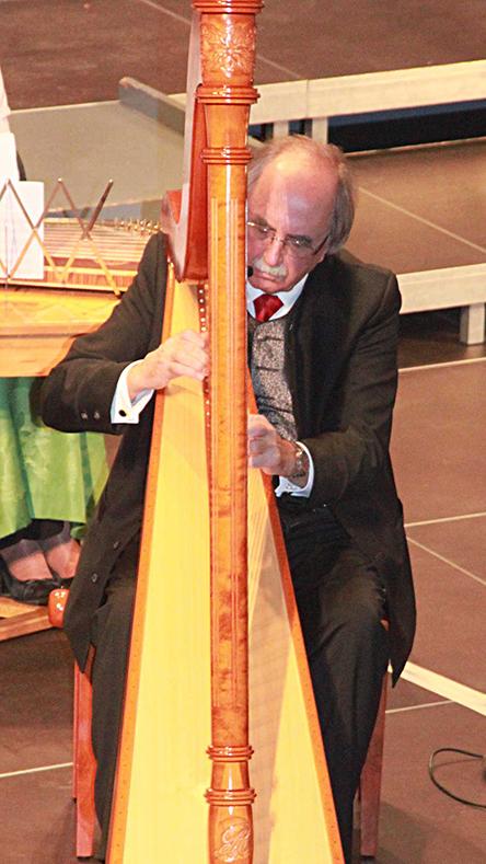Veranstalter Dieter Rieß griff sogar selbst zur Harfe.