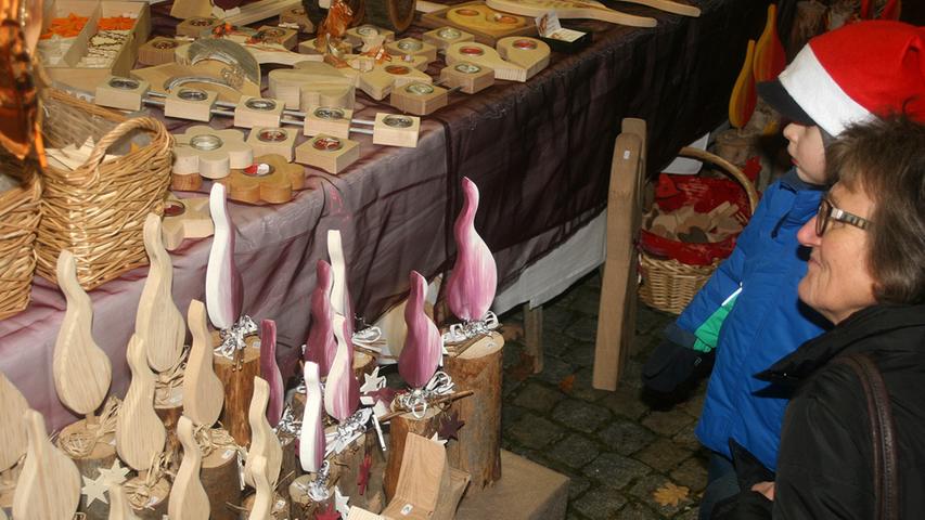 Nikolaus und viel Musik: Der Weihnachtsmarkt in Thalmässing