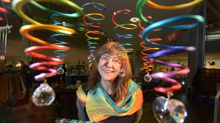 Bunt liebt es Susanne Stoll. In ihrer Textilwerkstatt gibt es unter anderem Regenbogenspiralen aus Seide.