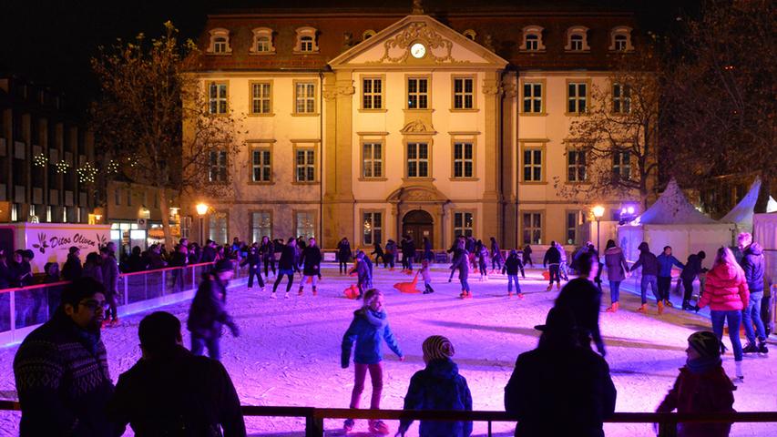 "Erlangen on Ice" wurde stimmungsvoll beleuchtet.