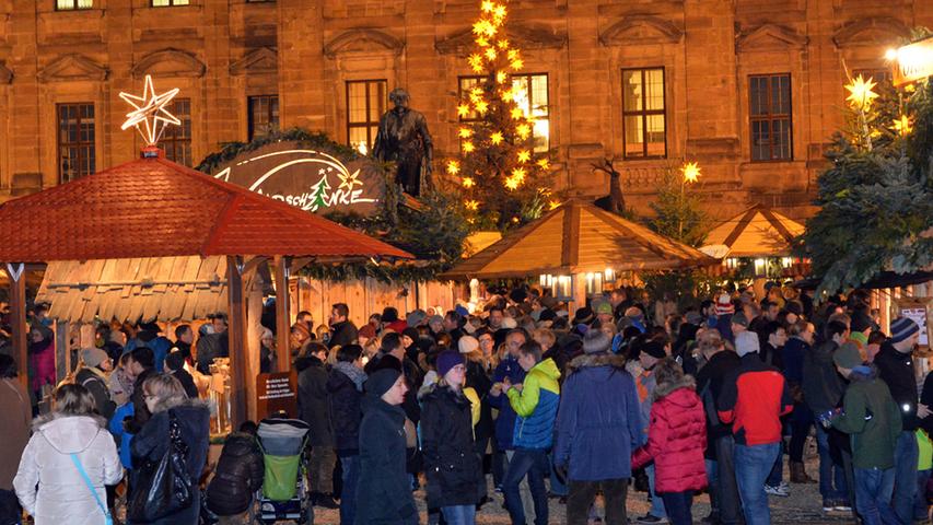 Beim größten der Erlanger Weihnachtsmärkte, der Waldweihnacht am Schloss, war den ganzen Abend über viel los.
