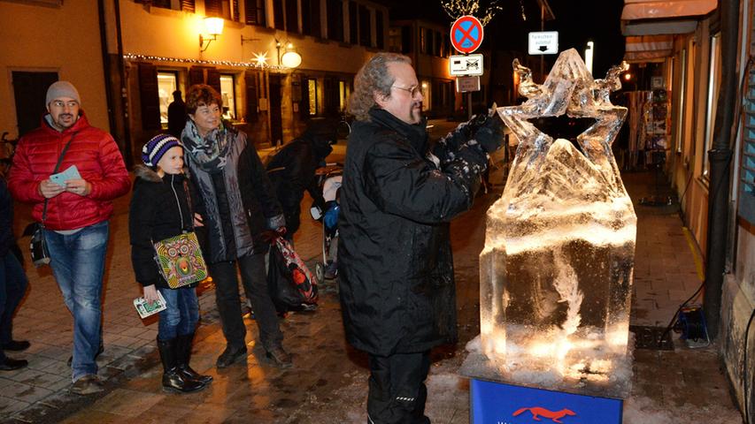 In der Wasserturmstraße gab es eine ganz besondere Attraktion: Der Eisbildhauer Christian Fischer schnitzte hier eine Skulptur aus einem Eisblock.