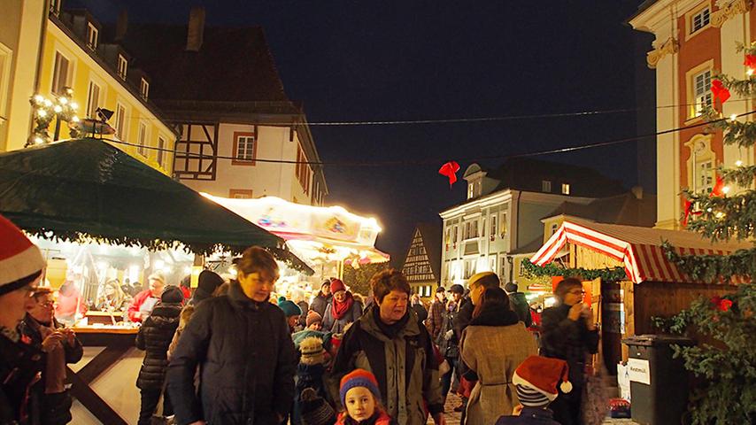 Die stimmungsvoll beleuchteten Stände und die entspannte, weihnachtliche Atmosphäre locken jedes Jahr zahllose Gäste nach Bad Windsheim.