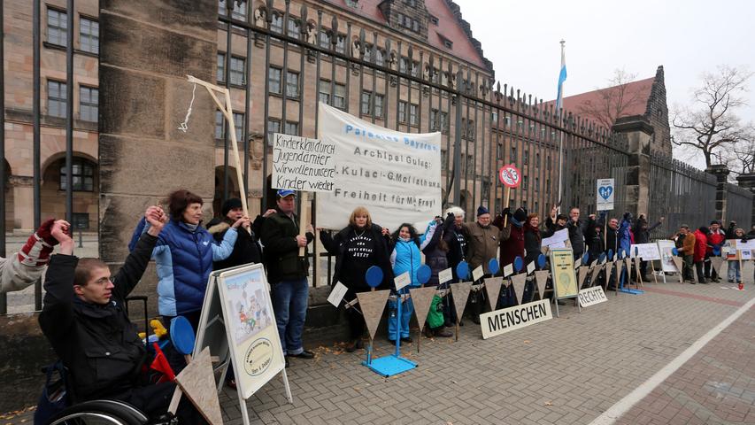 Kinder haben Rechte: Menschenkette in Nürnberg gebildet
