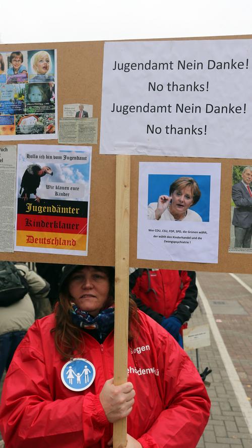 Kinder haben Rechte: Menschenkette in Nürnberg gebildet