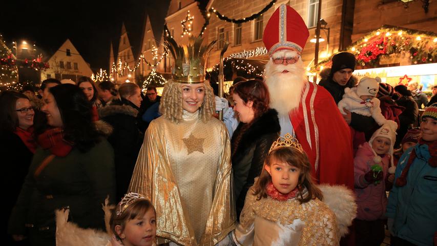Zusammen mit dem heiligen Nikolaus stattete das Christkind in seinem glitzernden Kleid und der großen goldenen Krone samt seinen zwei kleinen Engelsbegleitern der Budenstadt auf dem Rother Marktplatz einen Besuch ab.