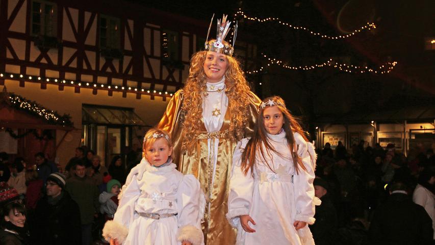 Mit Rauschgoldengel-Frisur und zwei Engeln wird man  Lea Winter oft auf dem Hilpoltsteiner Weihnachtsmarkt zu sehen bekommen. Und auch ihr Nachname passt ja wunderbar für ein Christkind - passend zur Jahreszeit.