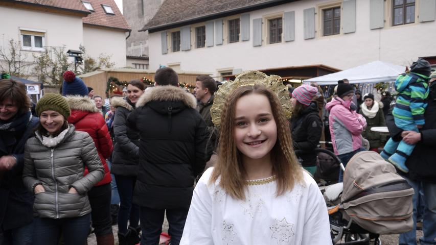 Zarte zwölf Jahre ist das Christkind in Münchaurach alt. Amelie Gamm gibt sich aber schon wie ein Profi.