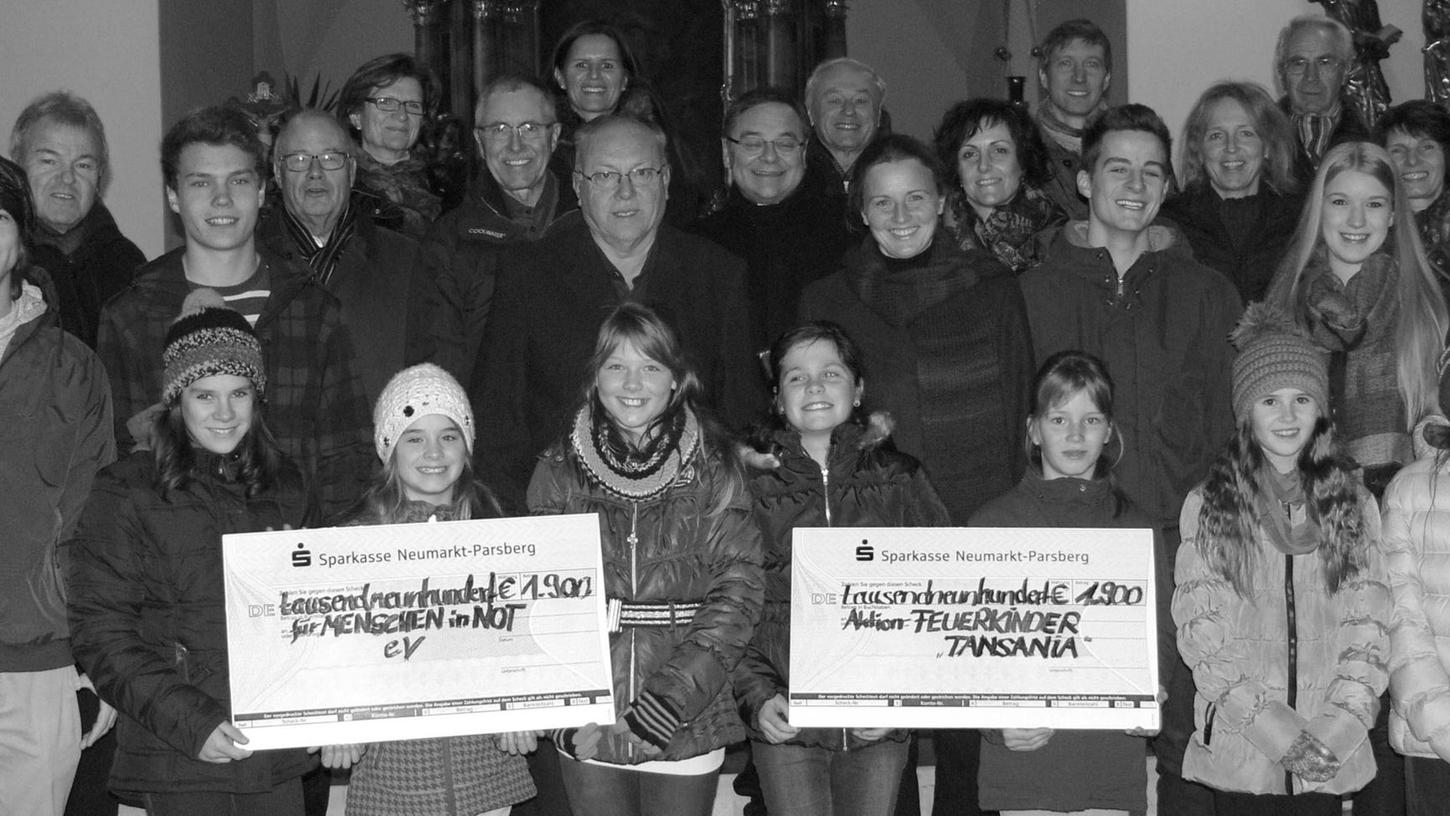 Die stolze Summe von 2800 Euro spendet die KAB Berngau für die Projekte Feuerkinder und Menschen in Not.