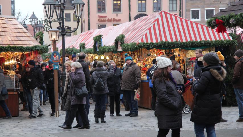 Deutlich ruhiger war es am Montag auf dem Nürnberger Christkindlesmarkt als beim ersten Ansturm die Tage zuvor. So blieb zwischen den Buden immer wieder genug Platz, um in aller Ruhe Geschenke zu kaufen.
