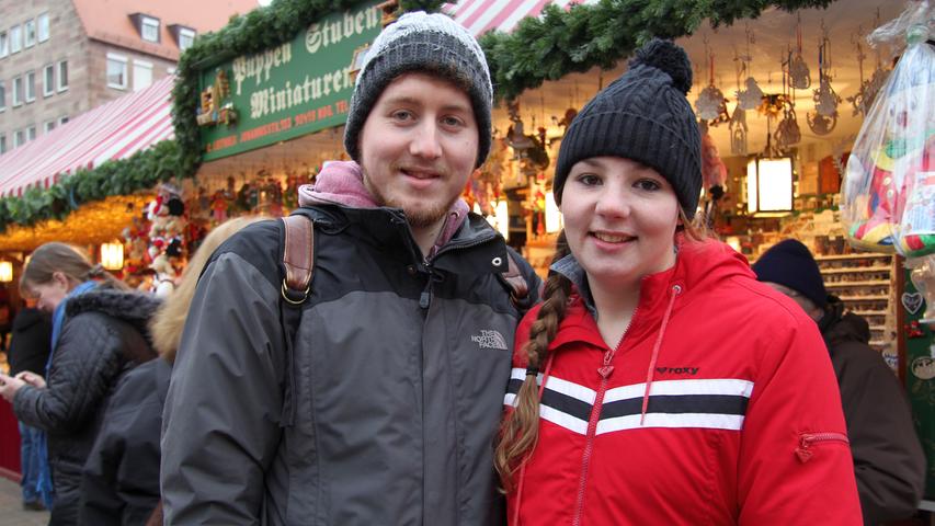 Katie und Rob (beide 22) kommen aus Devon in England und verbringen insgesamt zehn Tage in Deutschland, einen davon in Nürnberg. Katie hat sich durch die kulinarischen Köstlichkeiten des Marktes probiert. "Würstchen, Marshmallows und gebrannte Mandeln, war alles mit dabei", lacht sie.
