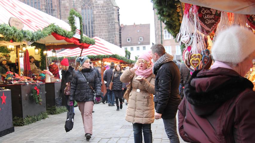 Gerade zur Mittagszeit kommen viele Nürnberger auf den Christkindlesmarkt, um eine der vielen angebotenen Leckereien zu genießen.
