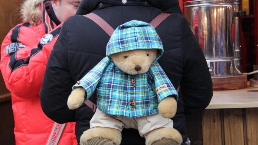 Kuschelig warm eingepackt war dieser Teddy. Bei Temperaturen um die 4 Grad war das auch bitter nötig.