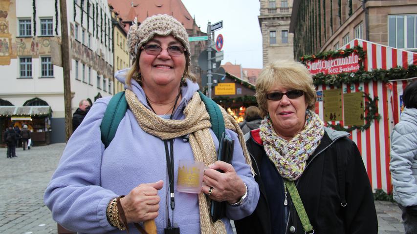 Kathy Knollinger (68) und Jacky O'Donnel (66, rechts) aus Florida sind schon das zweite Mal in Deutschland, auf dem Christkindlesmarkt waren sie beim letzten Besuch aber noch nicht. Sie machen derzeit eine Flusskreuzfahrt und verbringen einen halben Tag in Nürnberg. "Der Ausflug hat sich in jedem Fall rentiert, auch wenn er nur relativ kurz ist" erzählen die beiden. Sie sind vom Anblick des Marktes begeistert, in ihrer Heimat kennen sie Weihnachtsmärkte eher in geschlossenen Räumen, verraten sie.