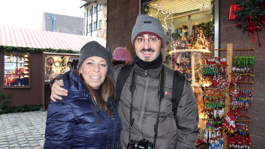 Carmela (35) und Rosarlio D'Anna (36) kommen aus Neapel und sind das erste Mal auf dem Christkindlesmarkt. Drei Tage haben sie bereits in Nürnberg verbracht, morgen geht es für sie weiter nach München. Einen Weihnachtsmarkt wie diesen kennen sie aus ihrer Heimat nicht. Neben der Stadt Nürnberg haben es ihnen Glühwein und Bratwürste, aber auch die Atmosphäre angetan.
