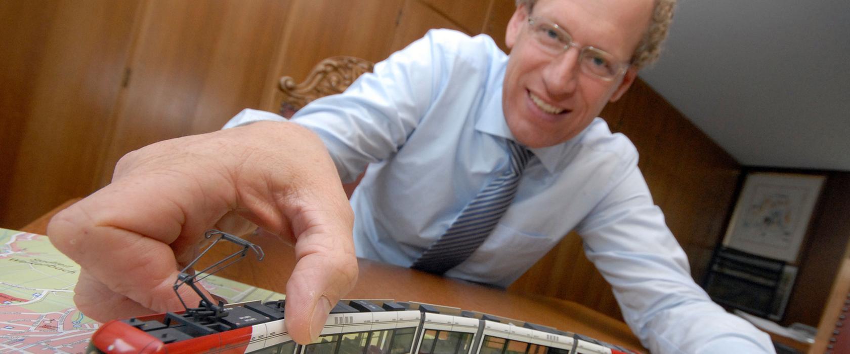 Herzogenaurachs Bürgermeister German Hacker mit einer Spiel-StUB im Jahr 2014. Kann er schon im März 2018 mitentscheiden, wer das Projekt weiter plant? Herzogenaurachs Bürgermeister German Hacker mit einer Spiel-StUB im Jahr 2014. Kann er schon im März 2018 mitentscheiden, wer das Projekt weiter plant?