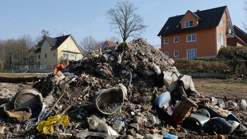 Umweltfrevel, der Jahrzehnte zurückliegt: In der Böhmerwaldstraße in Höchstadt wird eine illegale Müllkippe entdeckt.