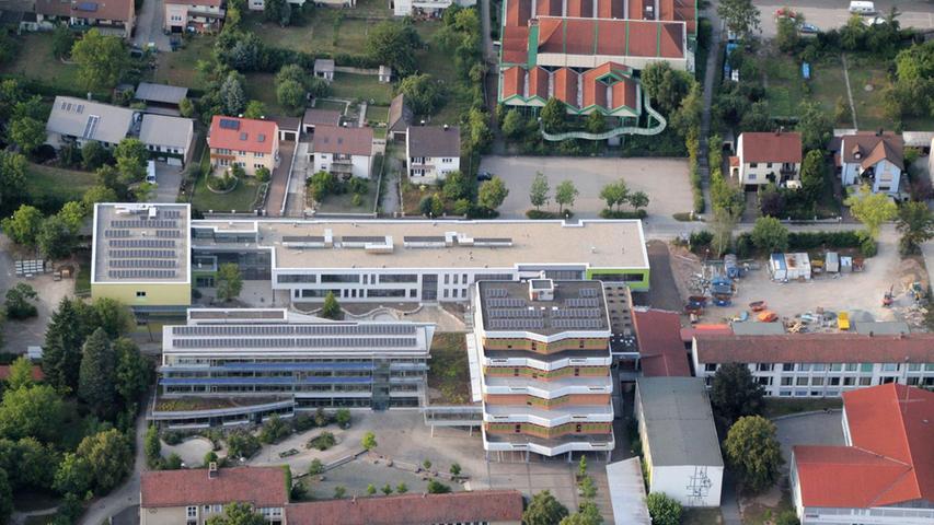 Und noch ein Neubau: Das Höchstadter Gymnasium erstrahlt in frischem Glanz (Längsbau hinten).