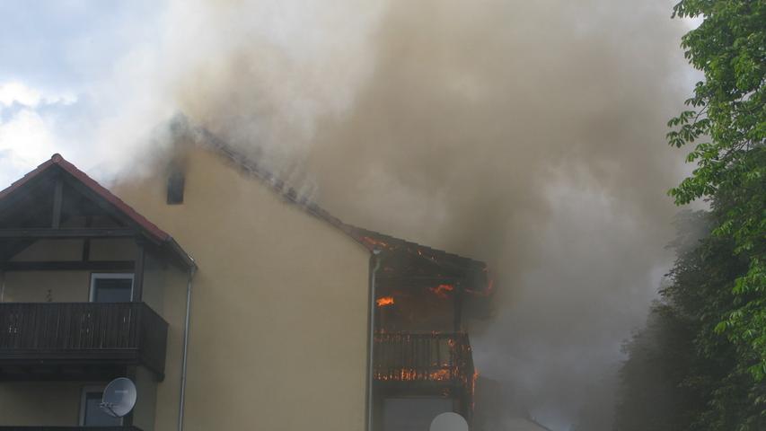 Balkon in Flammen: Bei diesem Brand im INA-Ring in Herzogenaurach entsteht hoher Sachschaden. Weil die Bewohner nicht zu Hause sind, wird niemand verletzt.