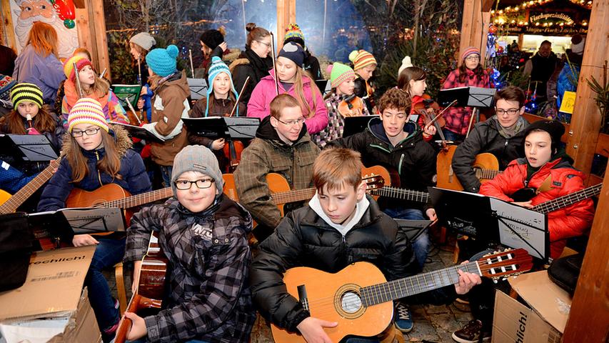 ... wegen des ganzen Drumherums. Das "Laternenorchester" der Sing- und Musikschule empfing den Lichterzug auf dem Weihnachtsmarkt.