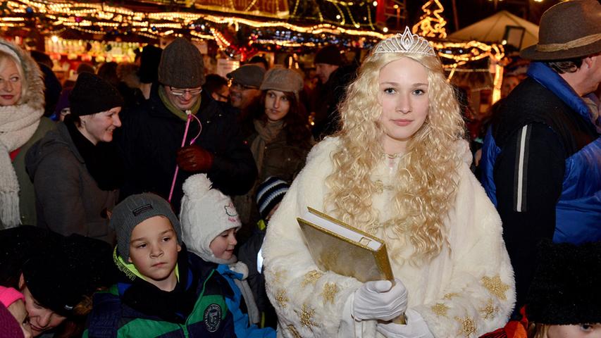 Angekommen im Job: Das Fürther Christkind zog am Montagabend mit etwa 200 Teilnehmern vom Löwenplatz zur Krippe auf dem Weihnachtsmarkt.