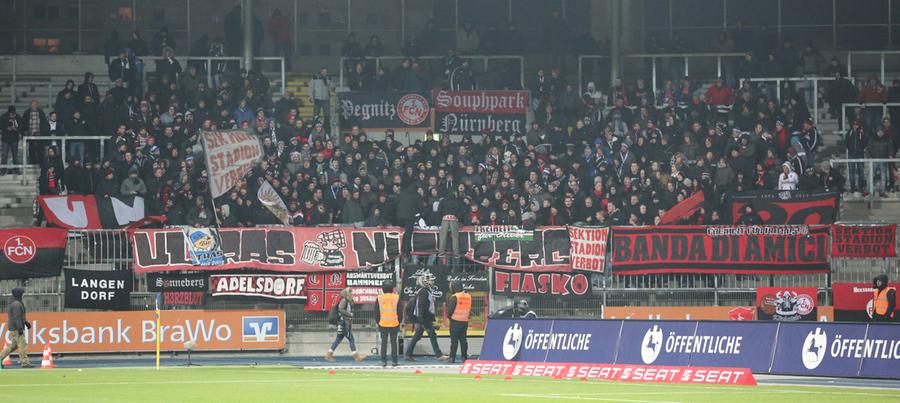 Trotz Minusgraden und Eiseskälte sind die hartgesottenen Club-Fans im Eintracht-Stadion in Braunschweig dabei.