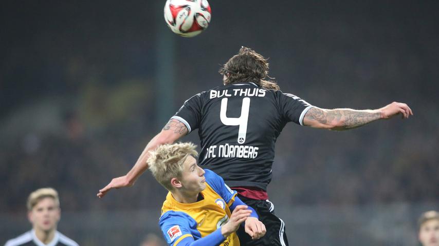 Gegen Eintracht Braunschweig ersetzt Dave Bulthuis am Montagabend den rot-gesperrten Javier Pinola - der vierte Startelf-Einsatz für den Niederländer.