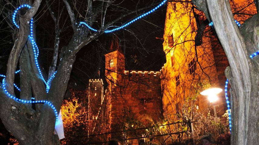 Abenberger Weihnachtsmarkt vor traumhaft illuminierter Burg