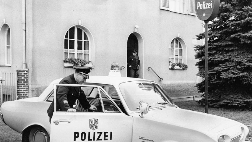 Die Steiner Gemeindepolizei ist stolz auf ihr weißes Dienstfahrzeug. Hier geht's zum Artikel: 10. Dezember 1964: Polizei-Auto in Weiß.