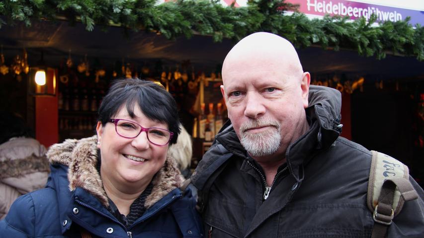 Die Londoner Diane (48) und Geoff (66) waren über das Wochenende in Nürnberg zu Besuch und genießen ihre letzten Stunden vor der Abreise. "Wir sind extra für den Markt angereist", verrät Diane: "Es ist wirklich sehr eindrucksvoll. In England haben wir nichts Vergleichbares."