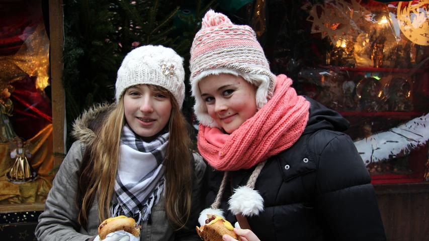 Kamila (18) und Christina (18, rechts) sind aus Tschechien und das erste Mal auf dem Nürnberger Christkindlesmarkt. "Er gefällt mir sehr", sagt Christina: "Man wird richtig in Weihnachtsstimmung versetzt."