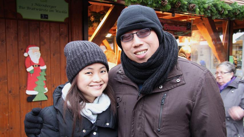 "Gestern waren wir in München, später fahren wir nach Prag", sagen Hwee-Leng und ihr Mann Shawn aus Singapur: "Leider sind wir nur für zwei Stunden in Nürnberg. Der Christkindlesmarkt hier ist aber auf jeden Fall größer als der, auf dem wir in München waren."