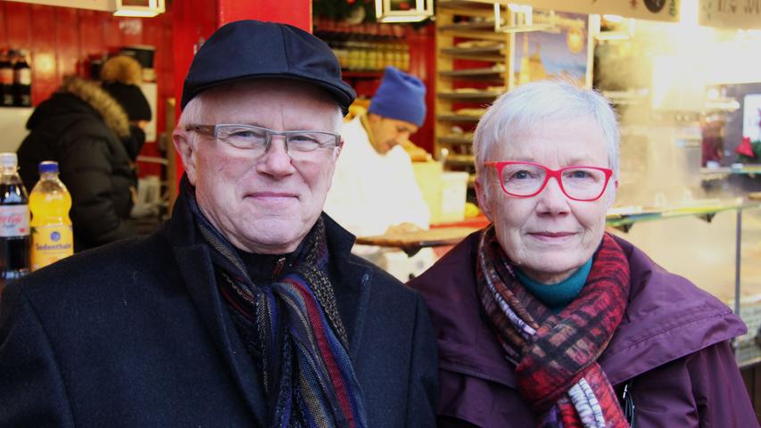Erwin (81) und Besse (66) Albrecht sind "alte Nürnberger". "Mindestens einmal im Jahr auf den Christkindlesmarkt zu gehen, ist für uns ein Muss", sagen sie. "Leider können wir nicht bis abends bleiben. Mit den vielen Menschen und Lichtern ist der Markt nämlich am schönsten", fügt Besse hinzu.