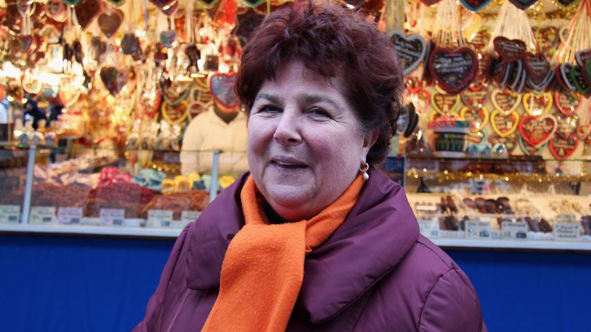 Begeistert vom Christkindlesmarkt ist auch Karin Matern (64) aus Jena: "Die Häuser hier in der Altstadt sind wirklich besonders schön." Außerdem bemerkt sie: "Dafür, dass so viele Menschen den Markt besuchen, ist es hier sehr sauber."